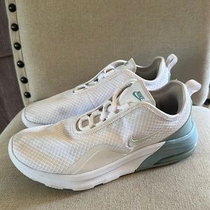 Nike Air Max Women’s Motion 2 White Ocean Cube Sneakers Green Size 7.5